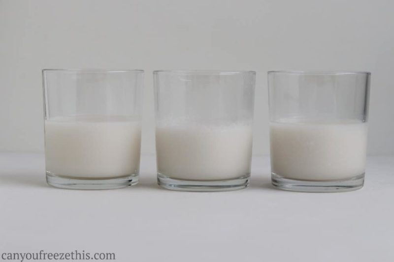 Comparaison du lait de coco frais, décongelé et décongelé et mélangé