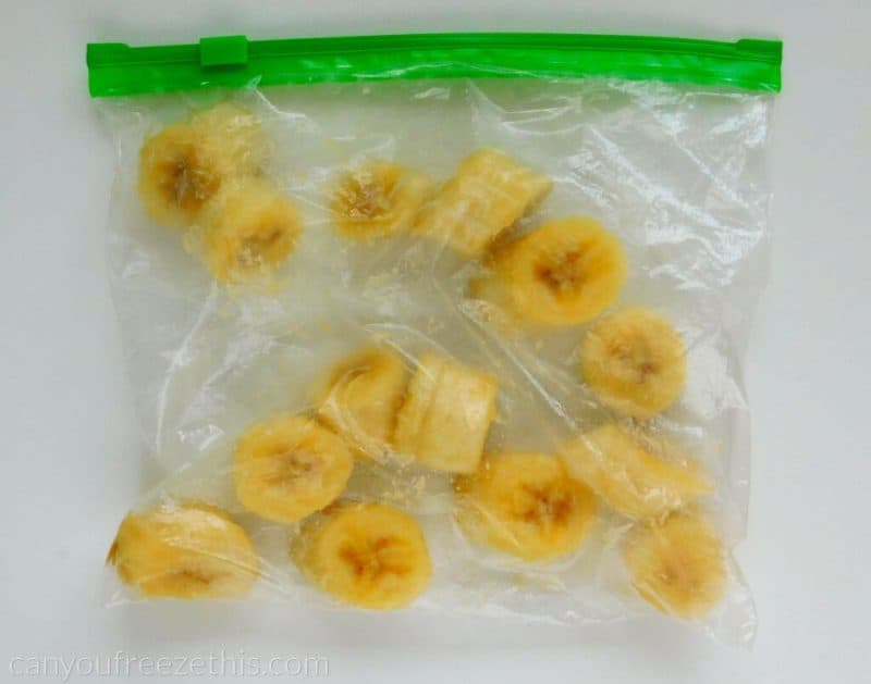 Tranches de banane dans un sac de congélation