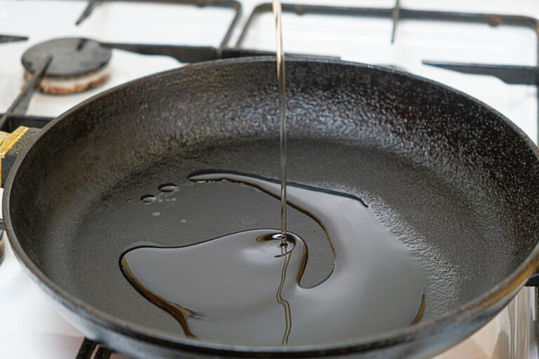 L'huile d'avocat est-elle la meilleure huile pour assaisonner la fonte ?