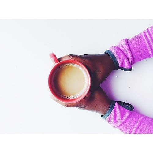 Une tasse de café à la main