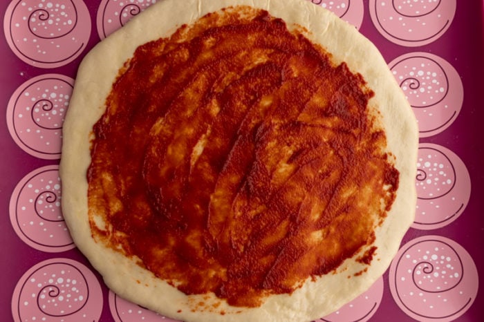 Préparer une pizza maison - avec de la pâte de tomate décongelée