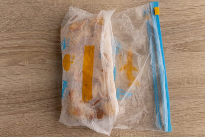 Pouding au pain congelé dans un sac de congélation