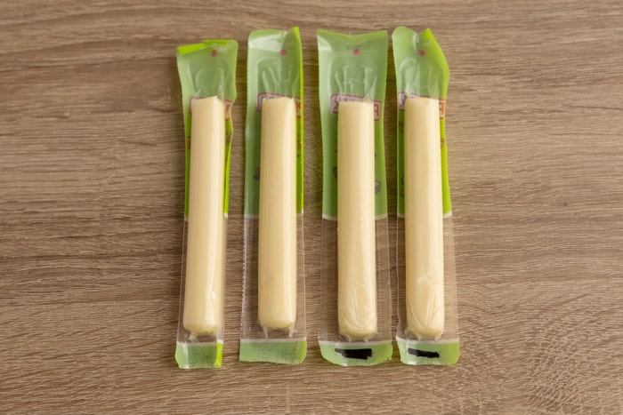 Bâtonnets de mozzarella décongelés à côté de bâtonnets frais