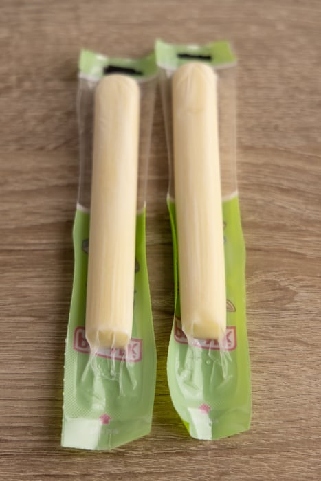 Deux bâtonnets de fromage surgelés