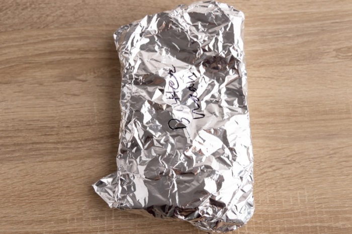 Pain naan à emporter enveloppé dans du papier d'aluminium