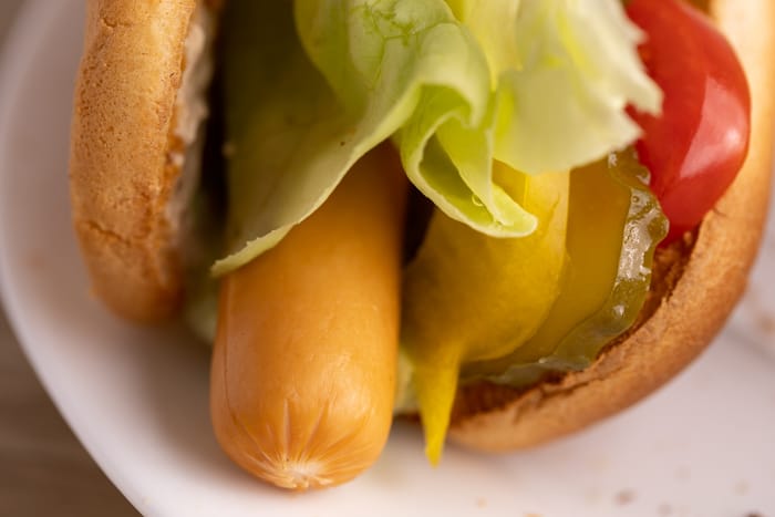 Hot-dog aux cornichons, tomates et laitue
