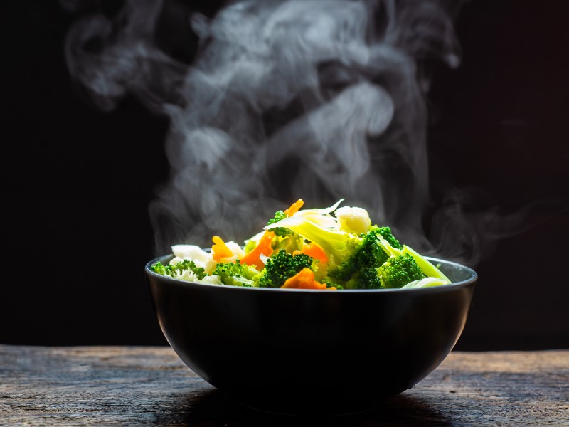 Légumes à la vapeur dans un cuiseur à riz