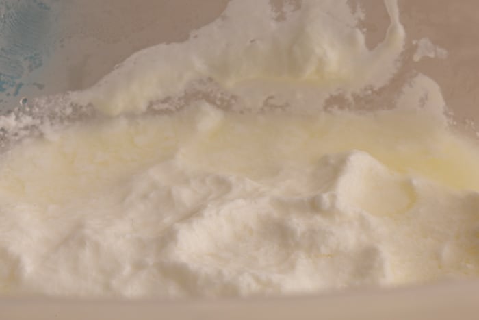 Gros plan de yaourt grec décongelé