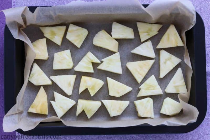 Morceaux d'ananas sur une plaque à pâtisserie