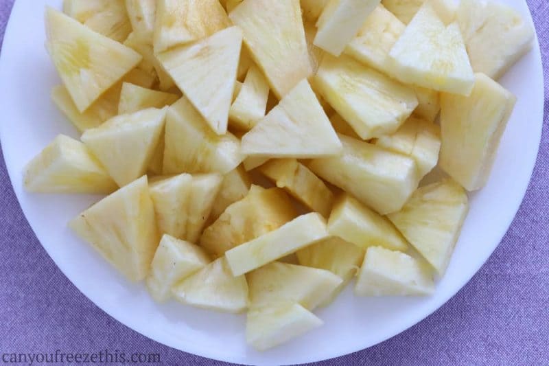 Morceaux d'ananas sur une assiette