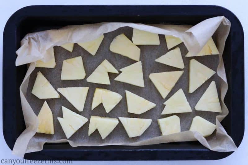 Morceaux d'ananas congelés sur une plaque à pâtisserie