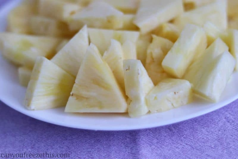Couper l'ananas en morceaux