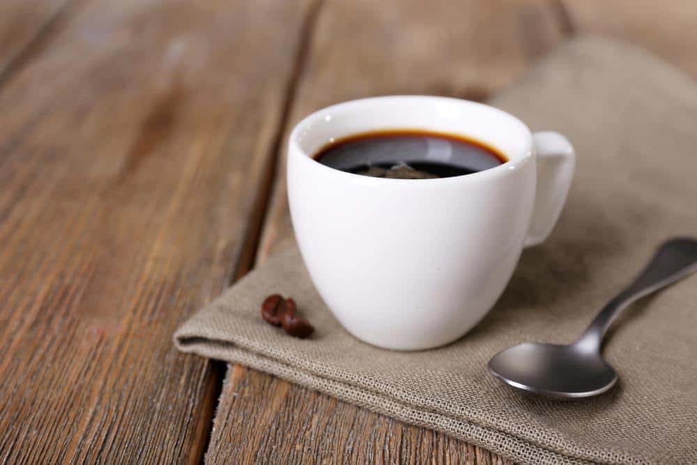 Une tasse de café américain et une cuillère sur la table