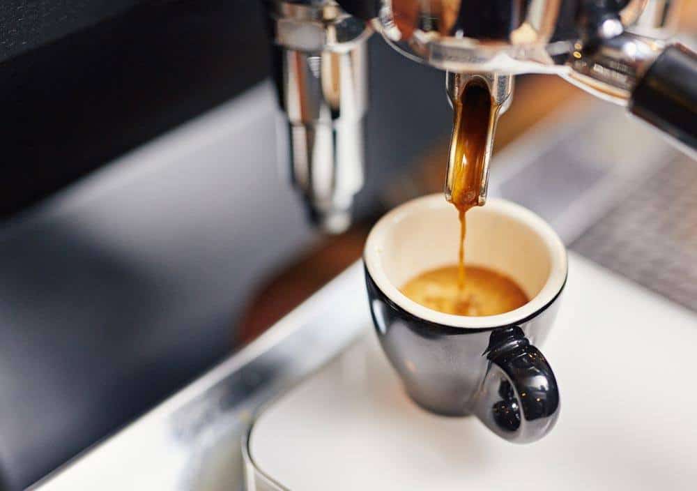 Une tasse d'espresso et une cafetière