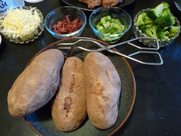 Pommes de terre fraîches au four et garnitures