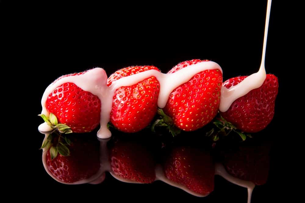 Verser sur des fraises fraîches