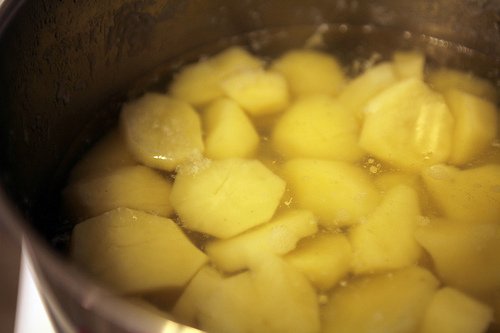 Pommes de terre en tranches dans une casserole