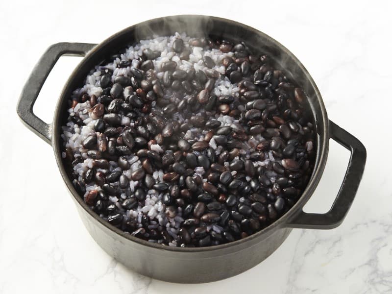 Riz noir dans un cuiseur à riz