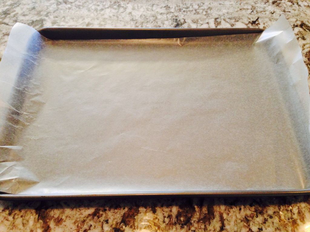 Tapisser le fond de la plaque de cuisson avec du papier ciré