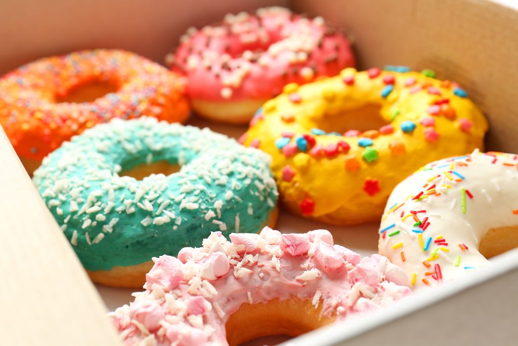 Donuts colorés dans la boîte