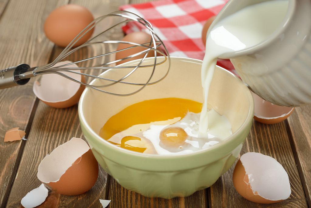 Battre les œufs, moitié-moitié, l'extrait de vanille, le miel, le sel et la cannelle dans un bol