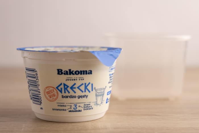 Conteneur de yaourt grec : préparation à la congélation