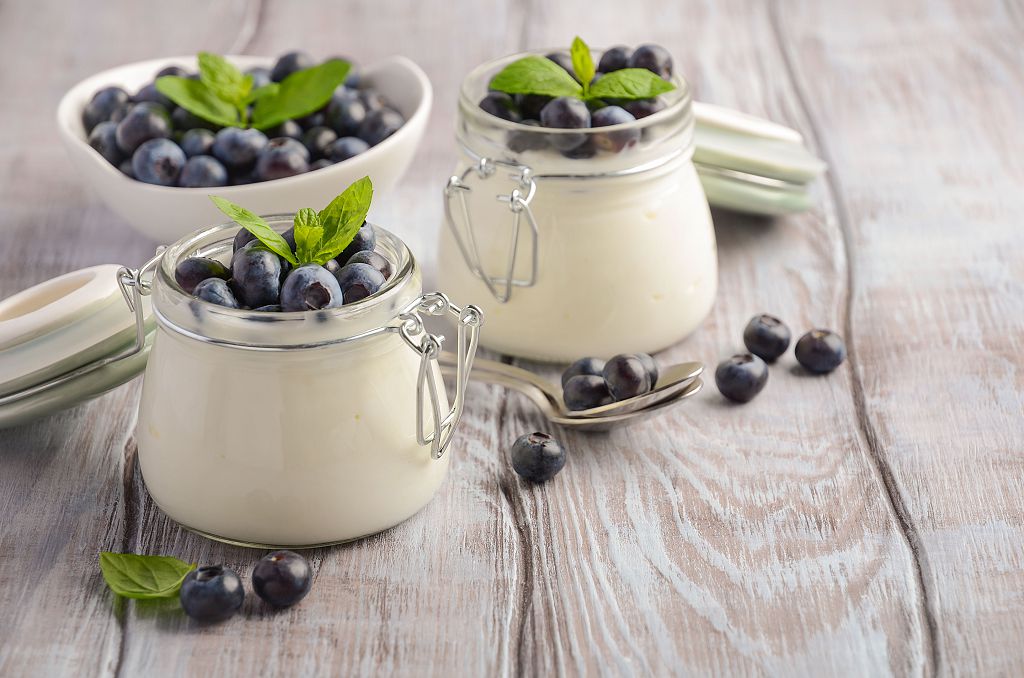 pots de yaourt grec avec des fruits sur la table