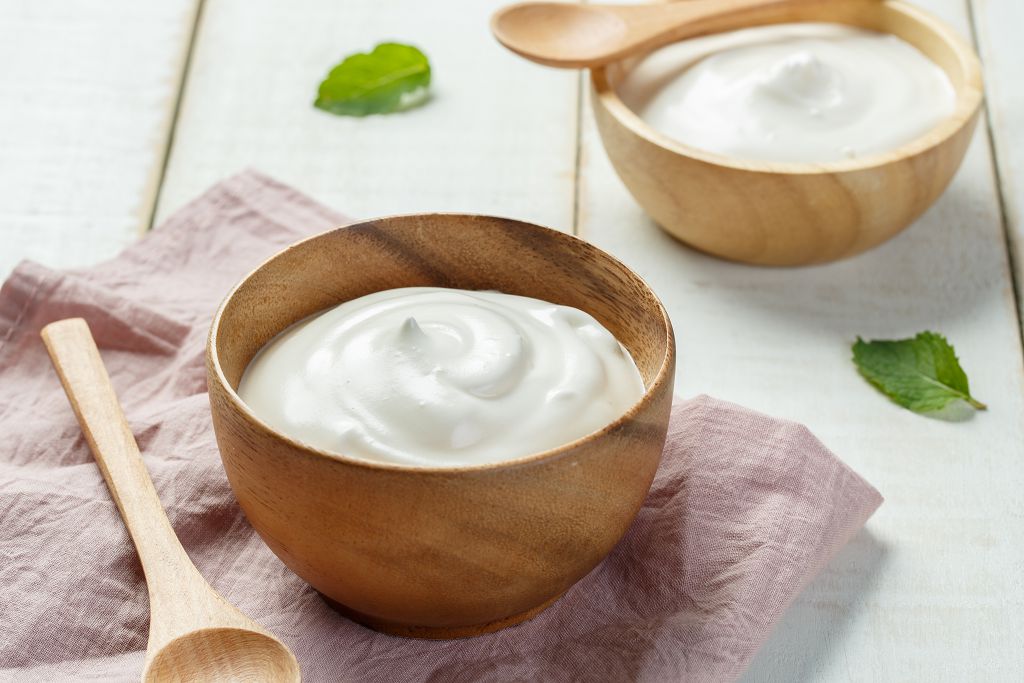 bols de yaourt grec et cuillères