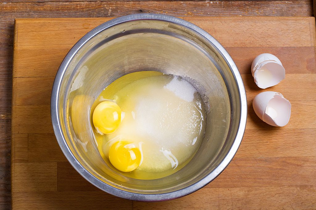 Battre le sucre et les œufs dans le bol