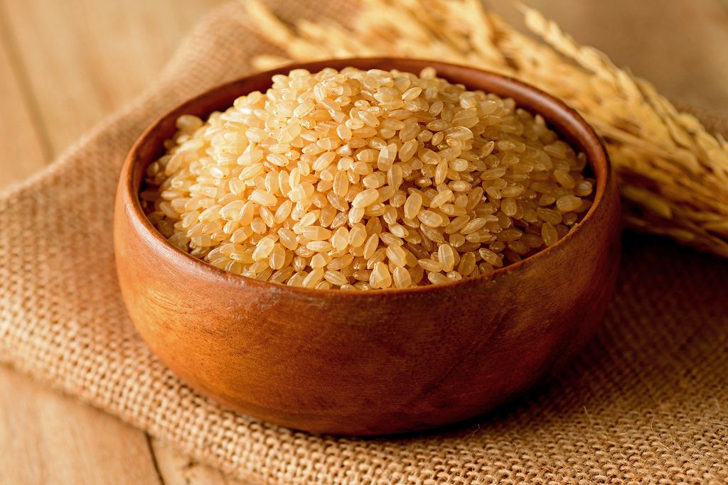 Un bol de riz non cuit sur la table