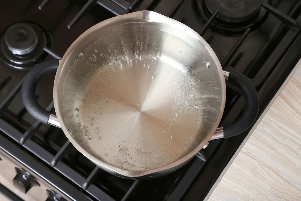 Faire bouillir une casserole d'eau salée