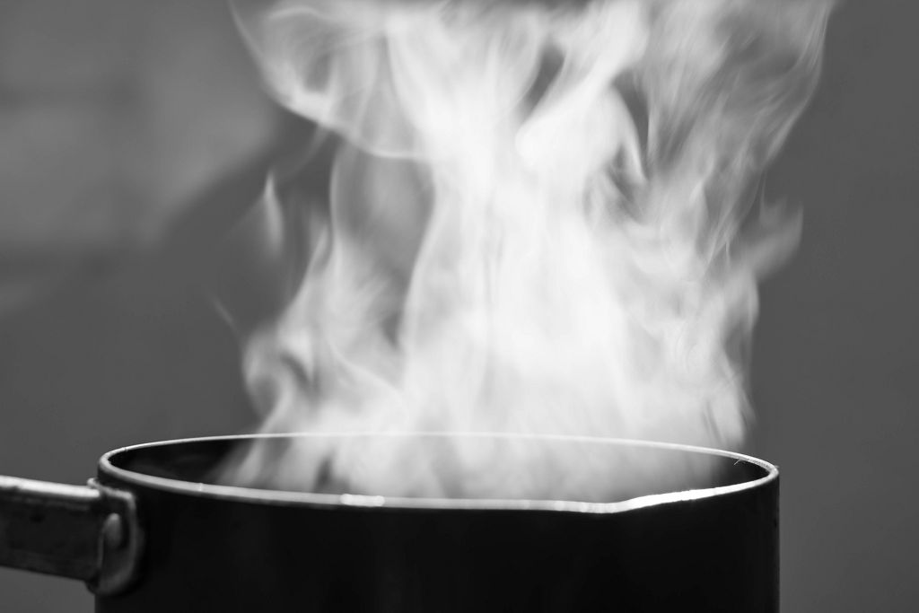 Placez la casserole sur une cuisinière et à feu moyen.