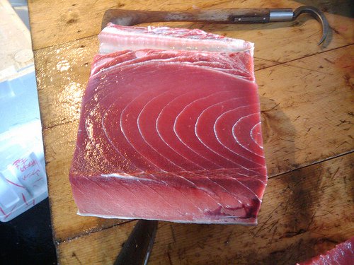Steak de thon avec planche à découper