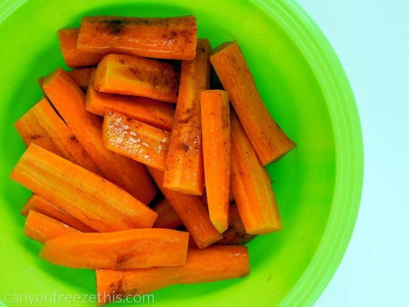 Mélanger les carottes avec l'huile d'olive et les épices
