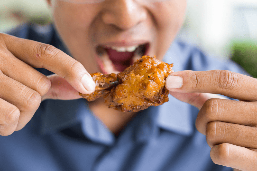 Manger de délicieuses ailes de poulet frites