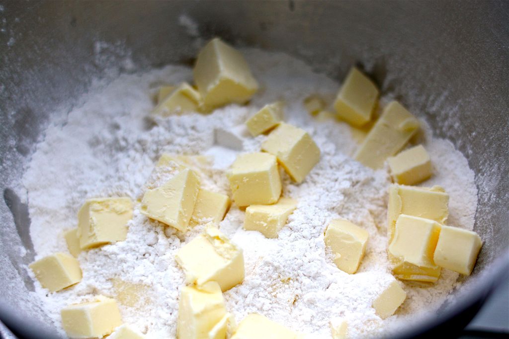 Battre le sucre et le beurre ensemble dans un grand bol ou jusqu'à consistance légère et mousseuse