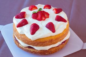 Sponge cake tooped with strawberries