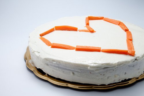 Gâteau garni de carottes