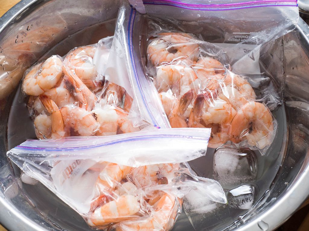  crevettes dans les sacs en plastique