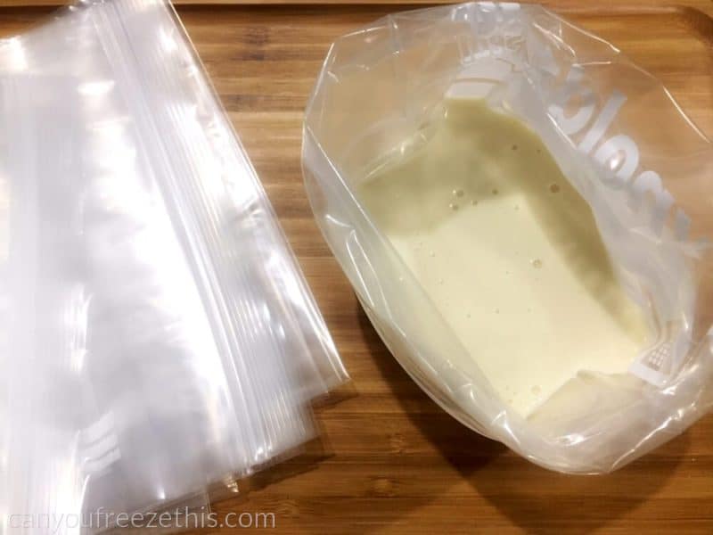 Verser la pâte à crêpes dans des sacs de congélation