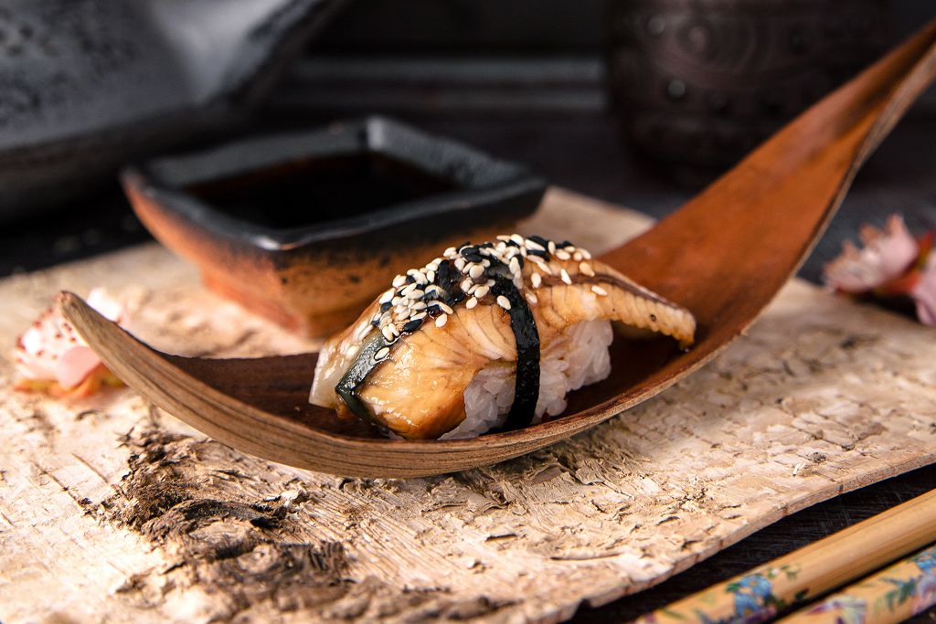 un sushi d'anguille sur la cuillère