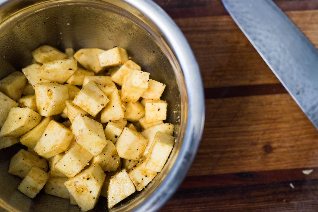 Ajouter les cubes de pommes de terre et assaisonner avec du sel et du poivre