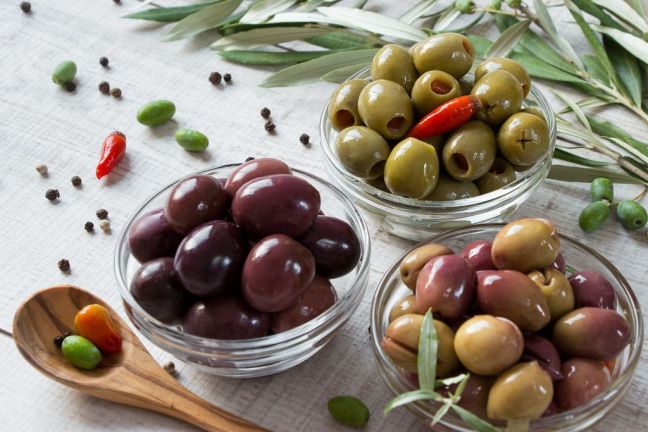 Bols d'olives et une cuillerée d'olives