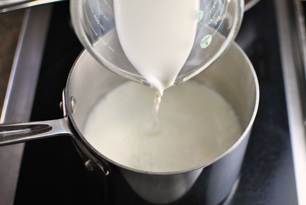 Incorporer le lait et la crème et transférer au bain-marie