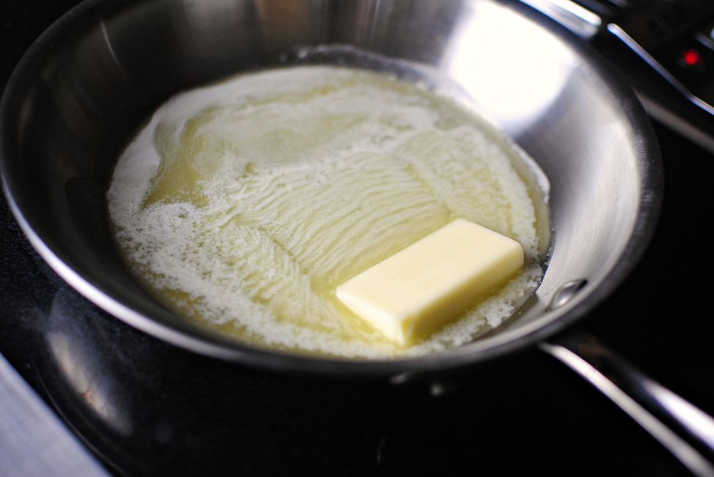 Faire fondre le beurre dans une casserole placée sur feu moyen