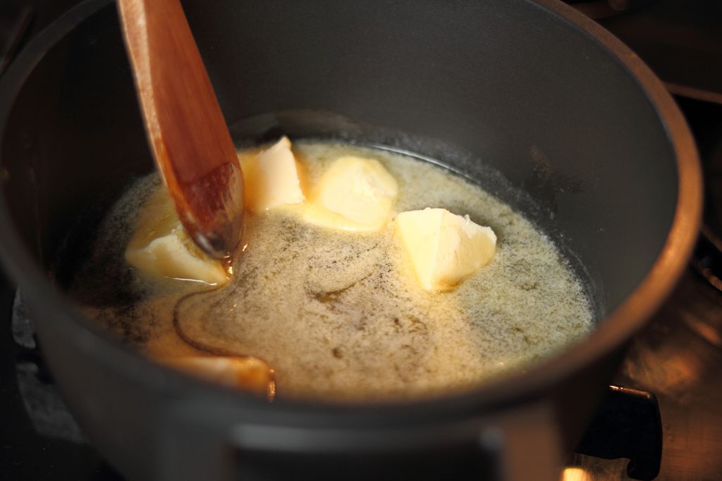 Mettre le beurre dans une casserole placée sur feu moyen.