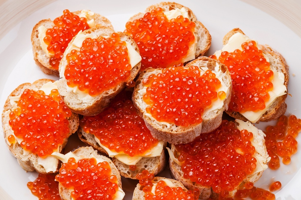 Morceaux de pain au caviar et fromage