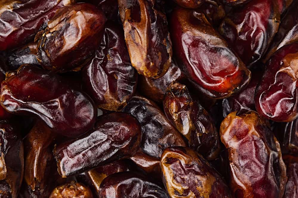 raisins secs surdimensionnés avec sa peau ridée foncée