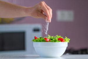 Pourquoi les légumes libèrent-ils de l'eau lorsqu'on y ajoute du sel ?